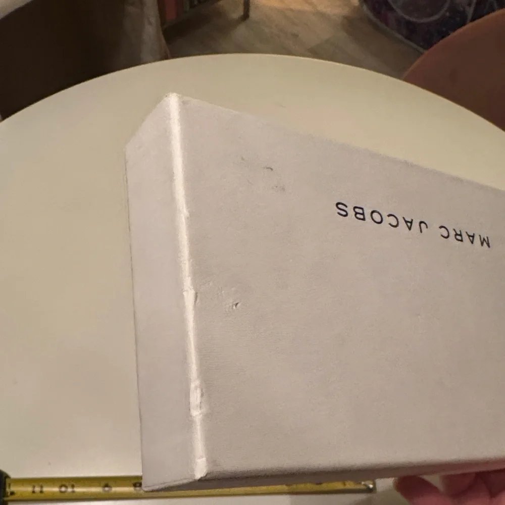 Marc Jacobs White Rectangular Box - Picture 7 of 8